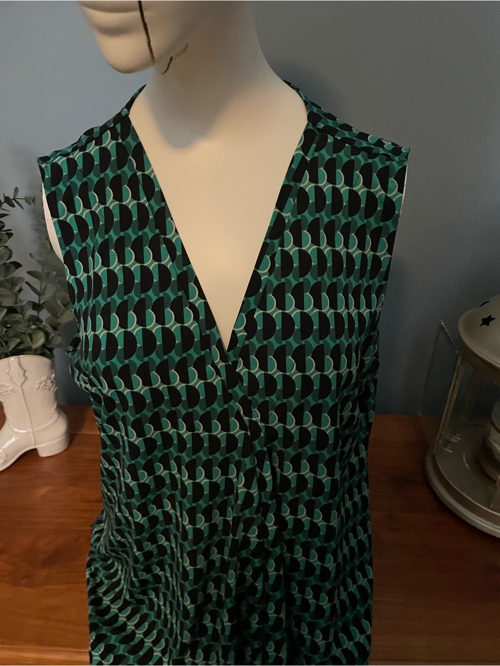 Dana Buchman Green and Black Sleeveless V-Neck Geometric Camisole - Picture 3 of 5